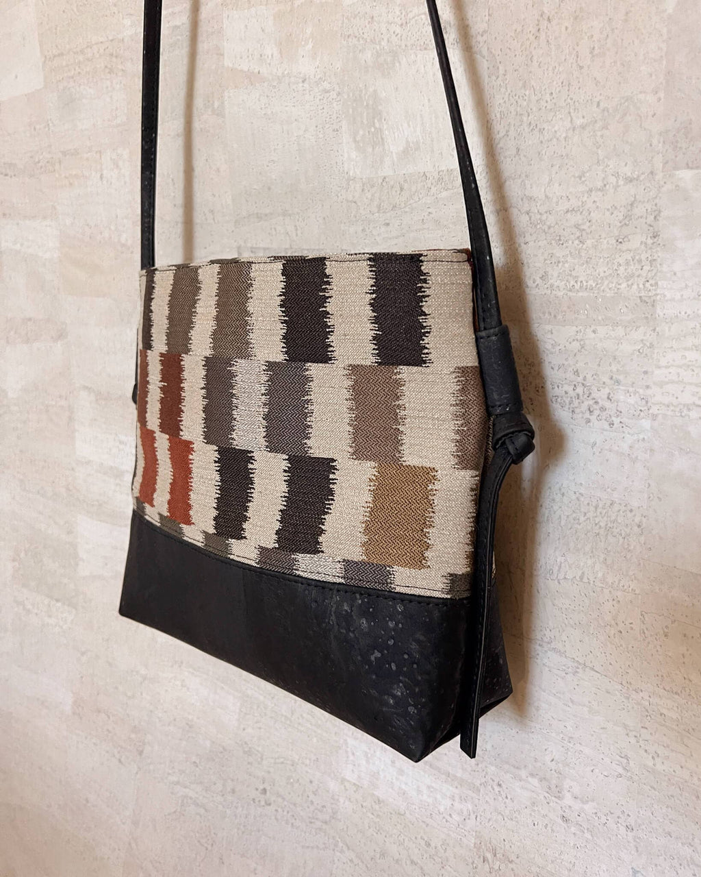 Yabisi Colibrí Crossbody - Midnight & Adoquines handmade cork crossbody